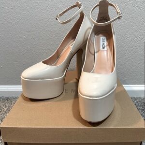 BNWT Steve Madden Skyrise Bone Patent Platform Heel Size 8